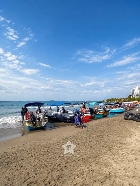 Lanchas en la orilla de Tierra Bomba al llegar a la playa, salida desde El Laguito