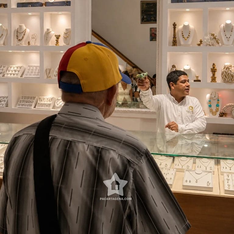 Visitante observando una esmeralda colombiana durante la parada en la galería en Cartagena
