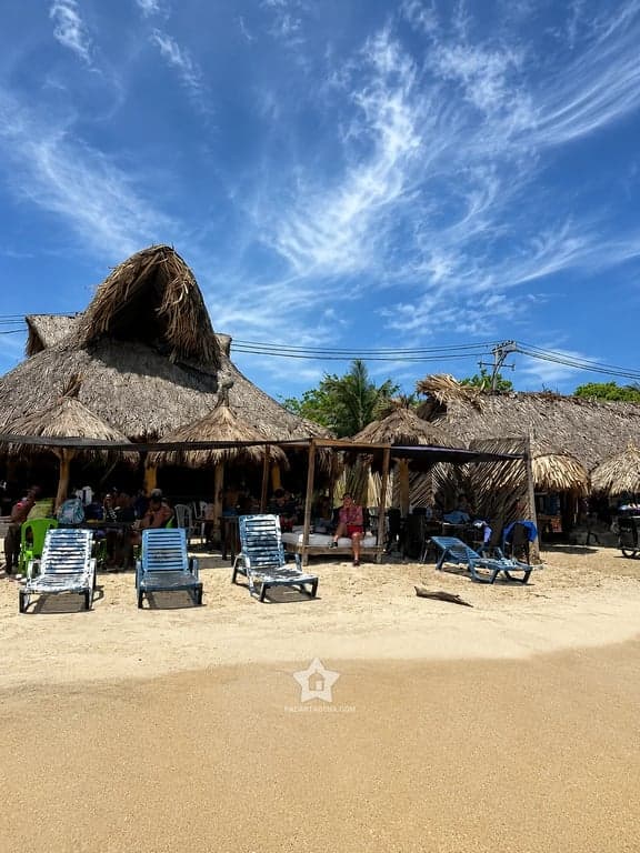 Kiosco de palma con camastros en la arena de Punta Arena, en la isla de Tierra Bomba