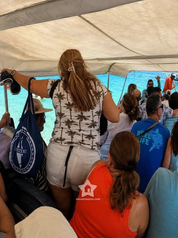 Traslado en lancha con el grupo hacia Playa Tranquila, Barú