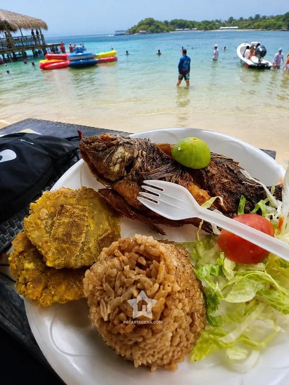 Mojarra frita con arroz y patacón frente al mar de Punta Arena, Tierra Bomba