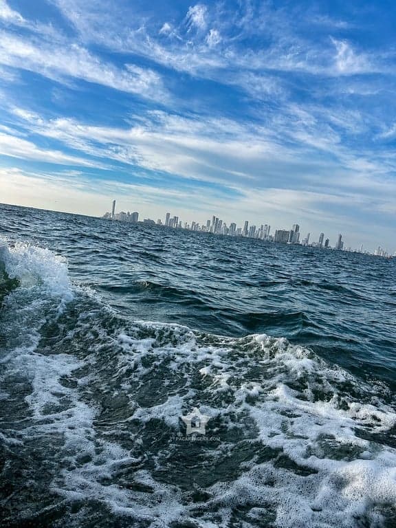 Mar abierto en el trayecto en lancha hacia Punta Arena, en Tierra Bomba