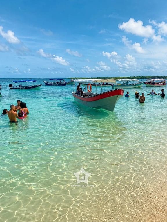 Lancha fondeada en las aguas transparentes de Playa Blanca, Barú