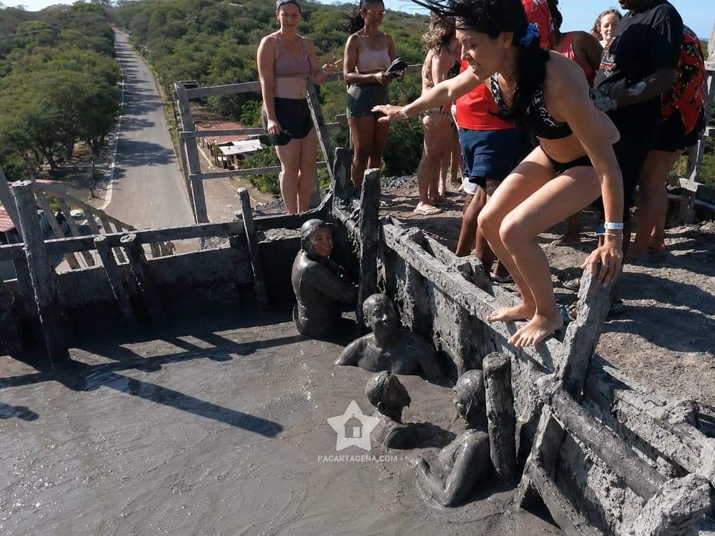 Viajeros bajan la escalera hacia el cráter de lodo del Volcán del Totumo