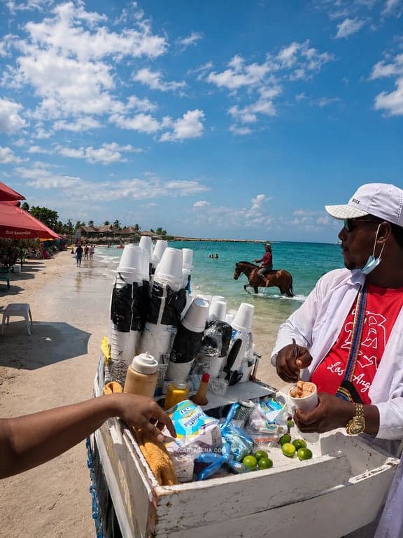 Servicio de bebidas en la playa de Punta Arena, Tierra Bomba