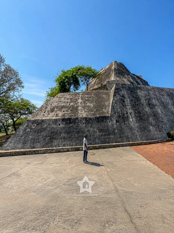 Monumento a los Zapatos Viejos en Cartagena, parada para fotos junto al Castillo San Felipe