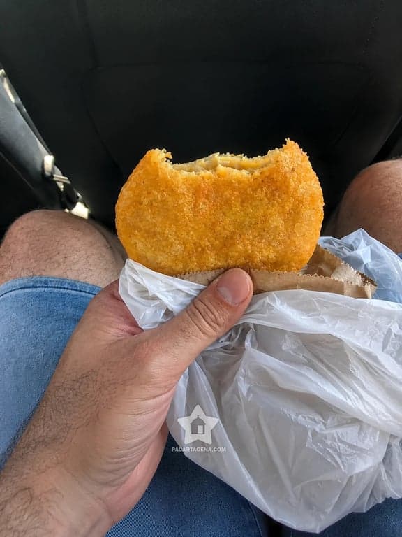 Frito típico de la costa de camino al pasadía en Playa Blanca, Barú