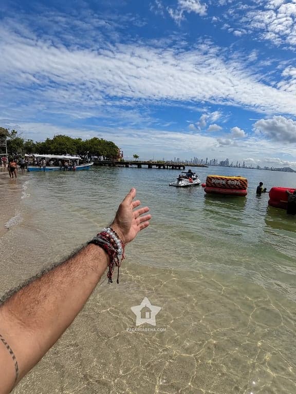 Actividades acuáticas junto al muelle de Punta Arena, con el skyline de Cartagena
