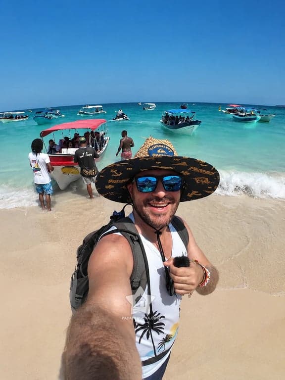 Llegada a Playa Blanca en Barú con lanchas en la orilla, pasadía desde Cartagena