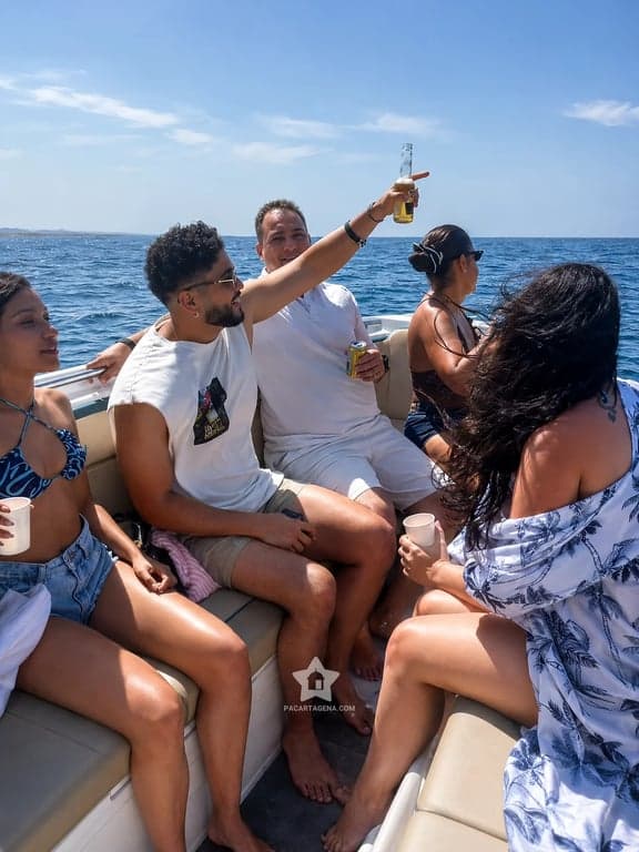 Brindis del grupo a bordo de la lancha privada en mar abierto rumbo a Cholón