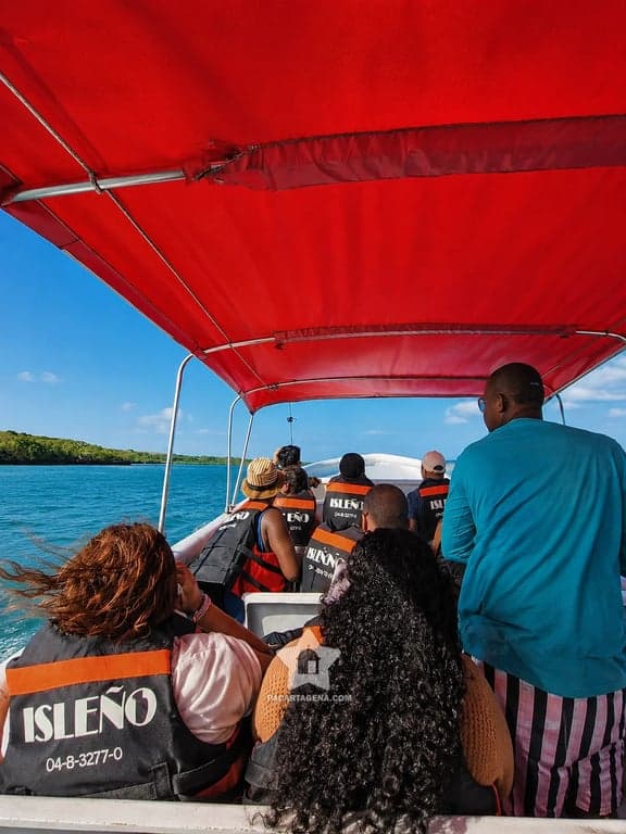 A bordo de la lancha rápida con chaleco rumbo a Cholón, recorrido del tour