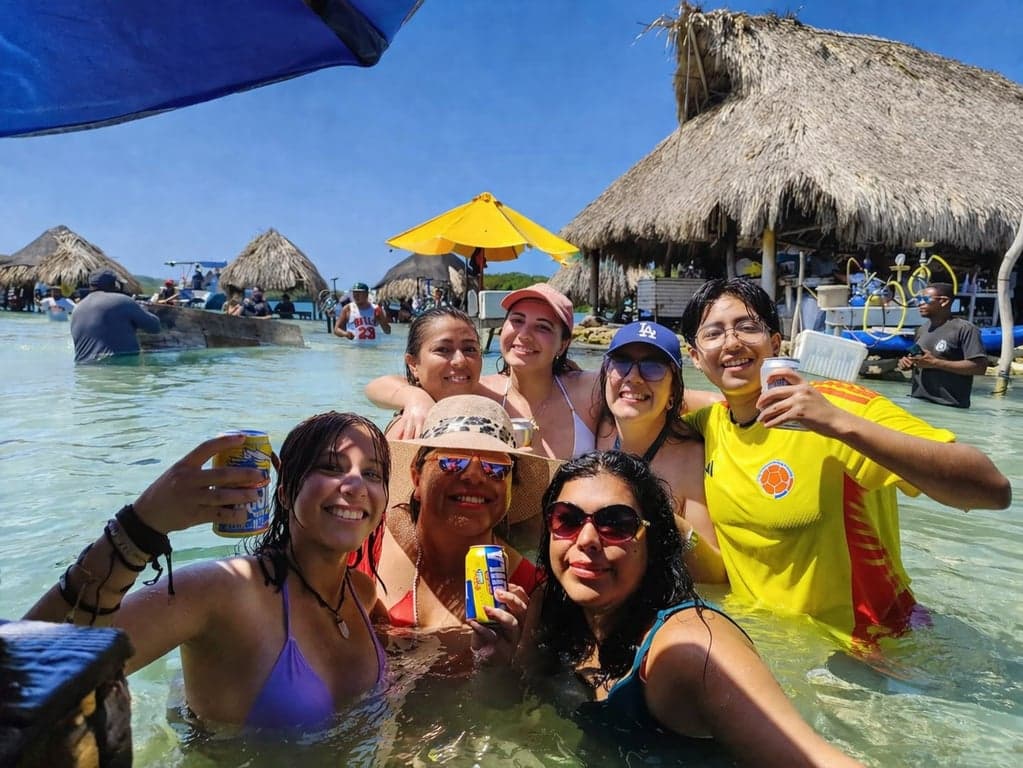Hip Hop Party Boat Cholón - Fiesta de playa bajo el sol