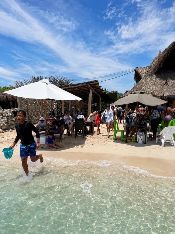 Niño jugando en la orilla de Punta Arena, una playa tranquila para ir en familia