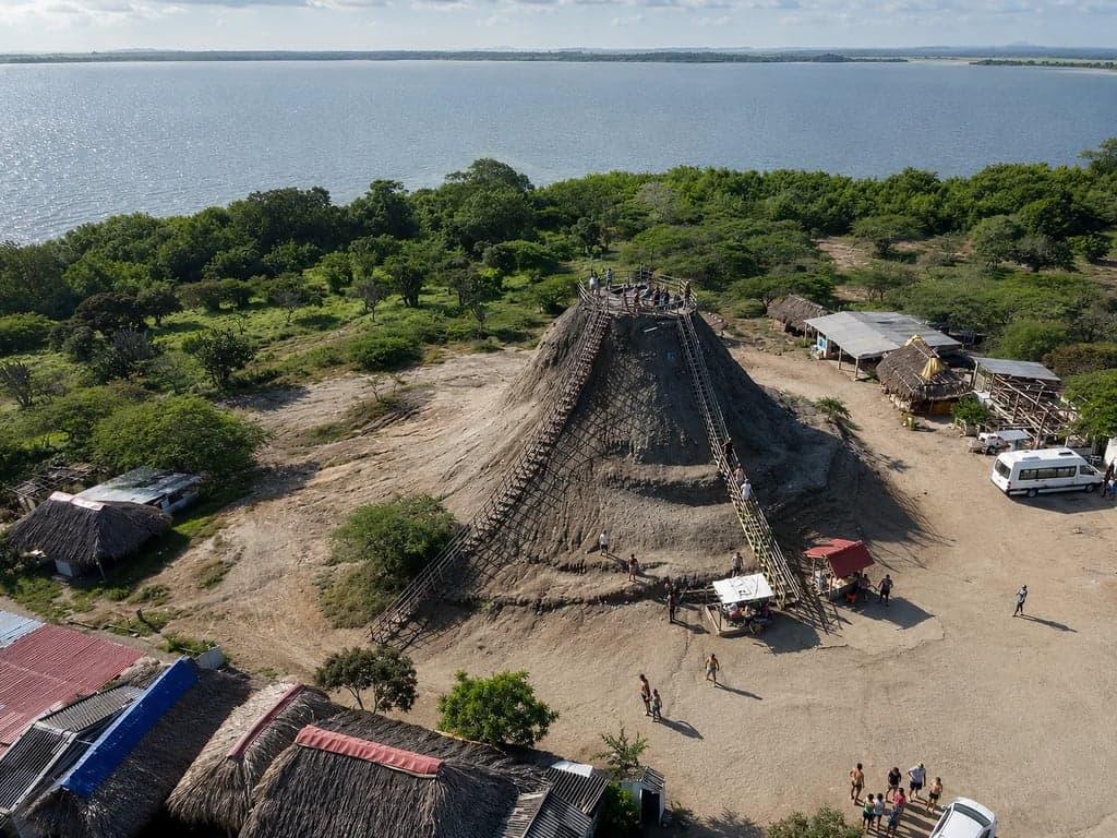 Vista aérea del cono del Volcán del Totumo con su escalera de madera y la ciénaga al fondo, cerca de Cartagena