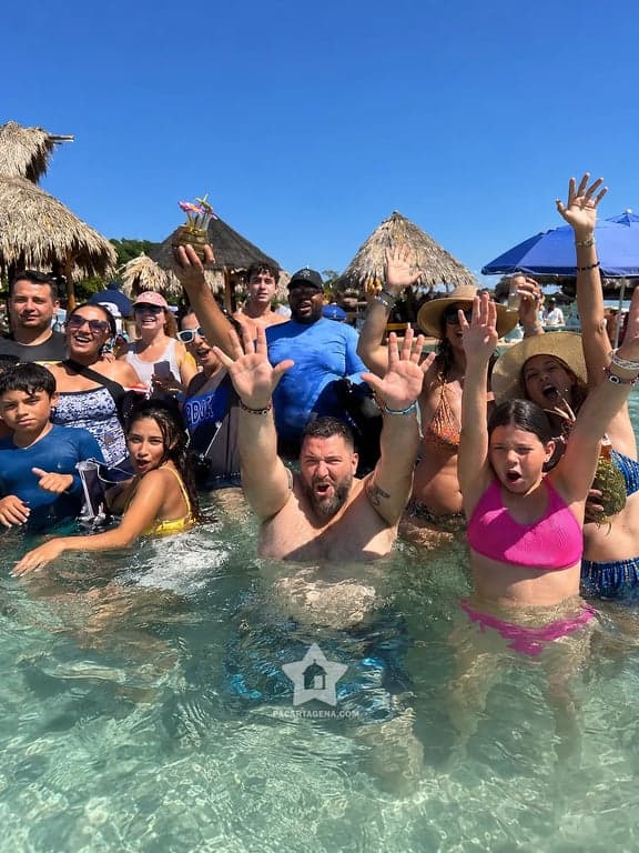 Grupo de viajeros disfrutando en el mar durante el pasadía por las Islas del Rosario