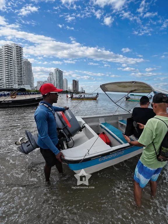 Embarque en lancha desde la playa de El Laguito rumbo a Punta Arena, Tierra Bomba
