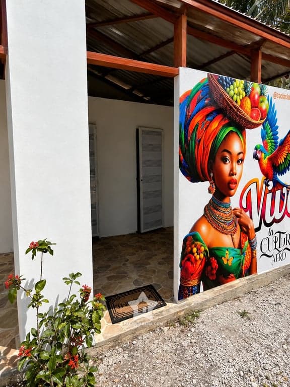 Mural afrocaribeño en una isla del Rosario, color local del pasadía