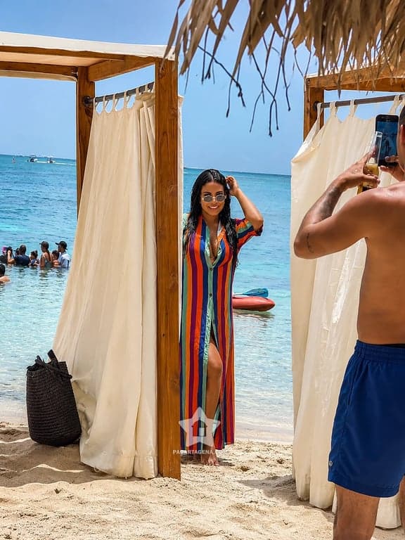 Descanso en las camas con cortinas de una isla del Rosario frente al mar turquesa