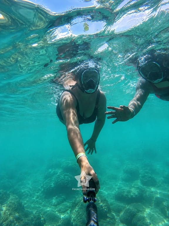Snorkel en pareja con máscara sobre las aguas del archipiélago del Rosario