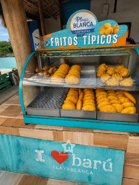 Fritos típicos de la costa en un puesto de Playa Blanca, Barú