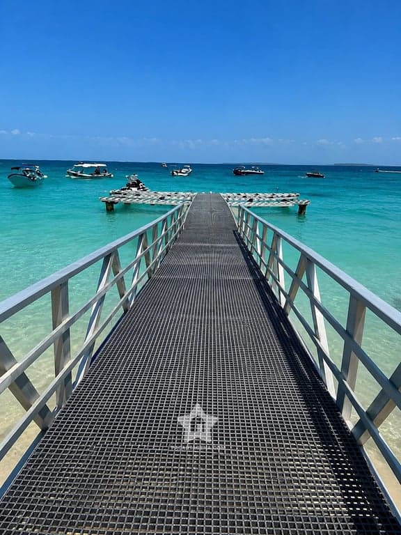 Muelle de madera que se adentra en el mar turquesa de Playa Blanca, Barú