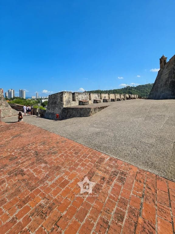 Murallas del Castillo San Felipe con vista a los edificios de Bocagrande en Cartagena