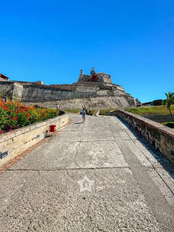 Rampa de acceso al Castillo San Felipe de Cartagena, con visitantes subiendo a la fortaleza