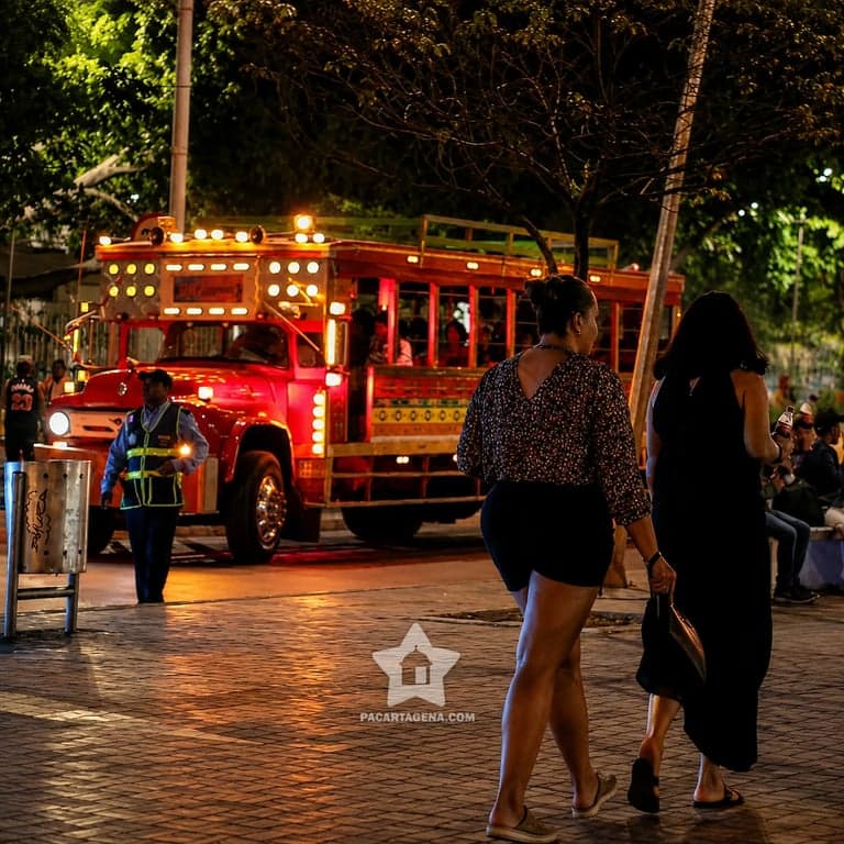 Chiva rumbera roja iluminada de noche en una plaza del centro de Cartagena
