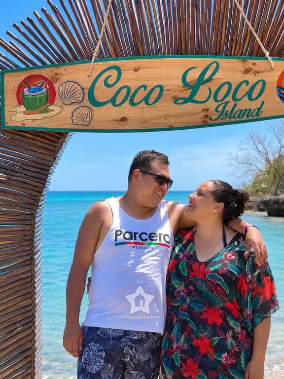 Recuerdo frente al mar turquesa en una isla del Rosario durante el pasadía