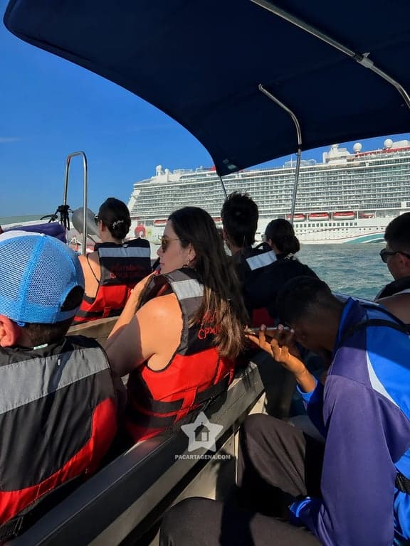 Recorrido en lancha por la bahía de Cartagena rumbo a las Islas del Rosario