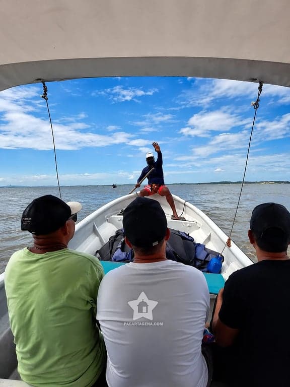 A bordo de la lancha rumbo a Punta Arena en Tierra Bomba, recorrido del pasadía