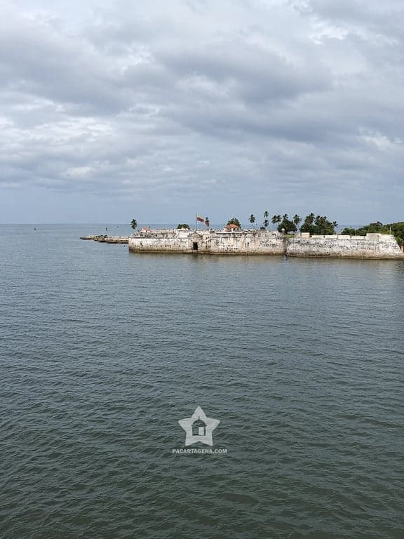 Fuerte de Bocachica en la entrada de la bahía de Cartagena, visto desde la lancha