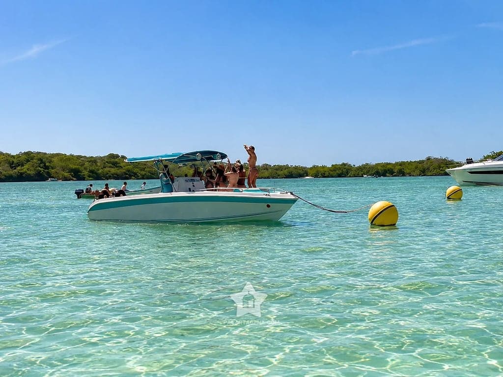 Lancha deportiva fondeada en las aguas poco profundas de Cholón, lista para el baño