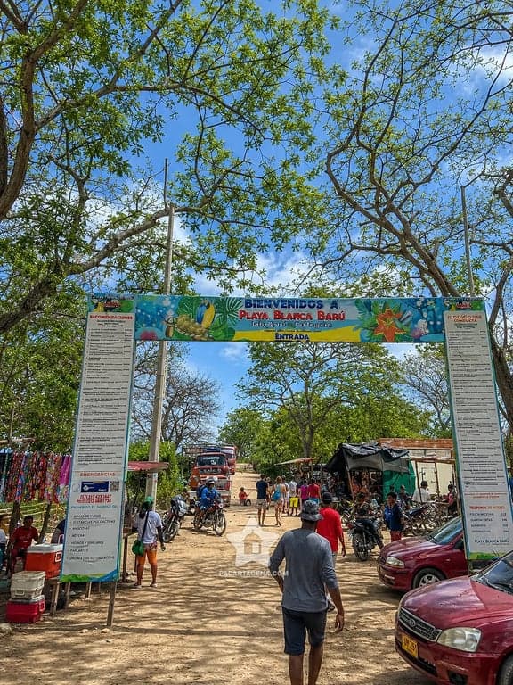 Entrada a Playa Blanca en Barú, llegada por carretera desde Cartagena