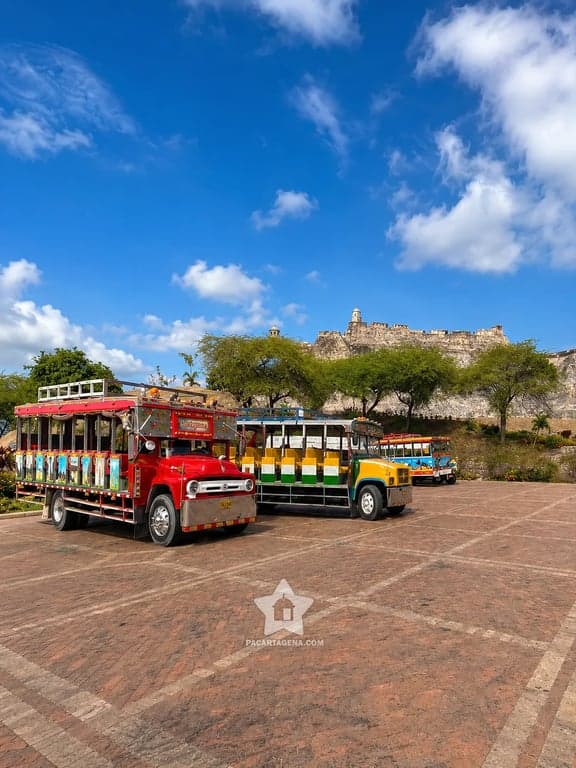 Chivas del City Tour frente al Castillo San Felipe, punto de partida del recorrido por Cartagena