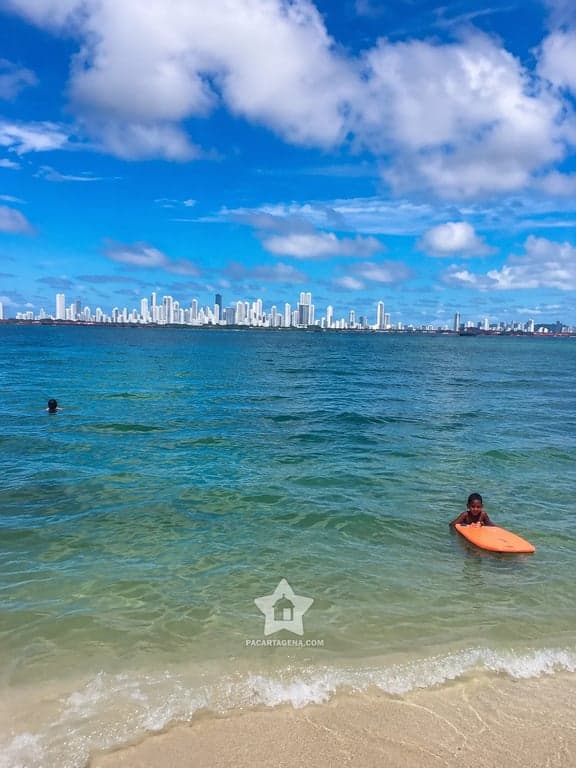 Baño en el mar de Punta Arena con el skyline de Cartagena de fondo, Tierra Bomba