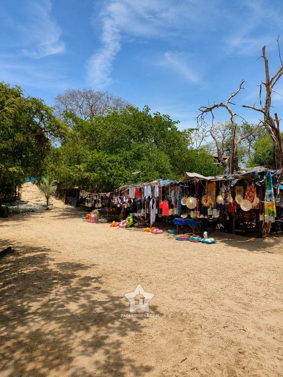 Puesto de artesanías y ropa de playa de camino a Playa Tranquila, Barú