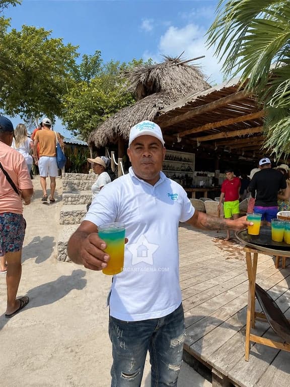 Atención en la zona de mesas de Palmarito Beach Club, en Tierra Bomba