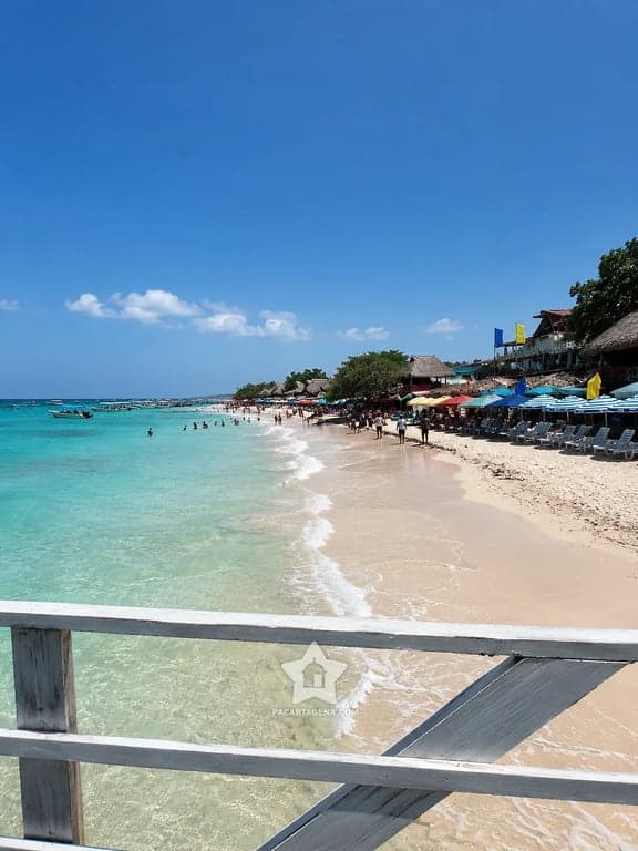 Sombrillas y camastros a la orilla de Playa Blanca, Barú, frente al mar turquesa