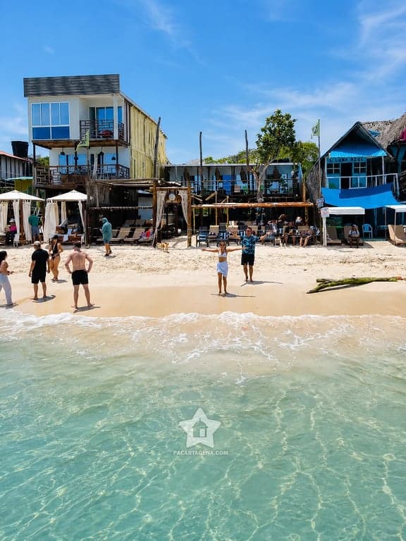Sector semiprivado de Playa Tranquila en Barú visto desde el mar, con bañistas en la orilla
