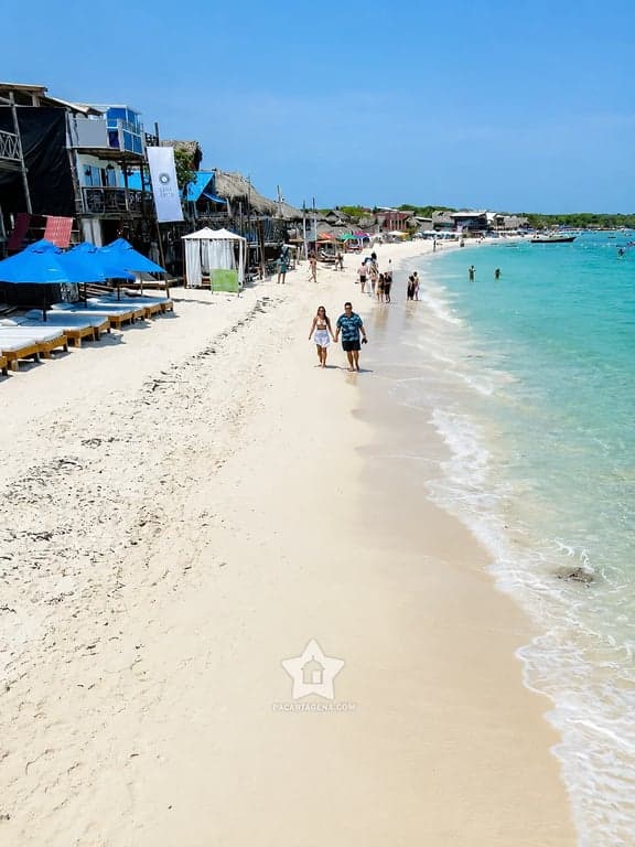 Orilla de Playa Tranquila en Barú: ambiente relajado y menos gente que el centro de Playa Blanca
