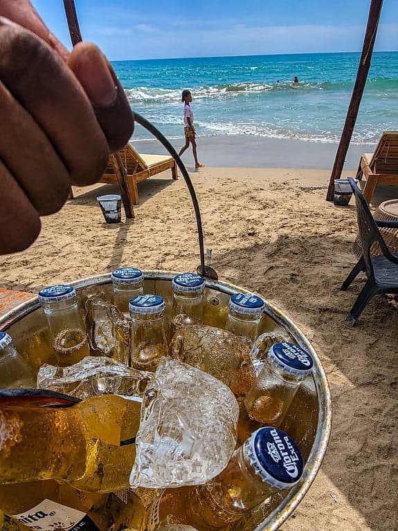 Cubeta con cervezas frías en hielo frente al mar, en el pasadía a Playa Linda, Tierra Bomba