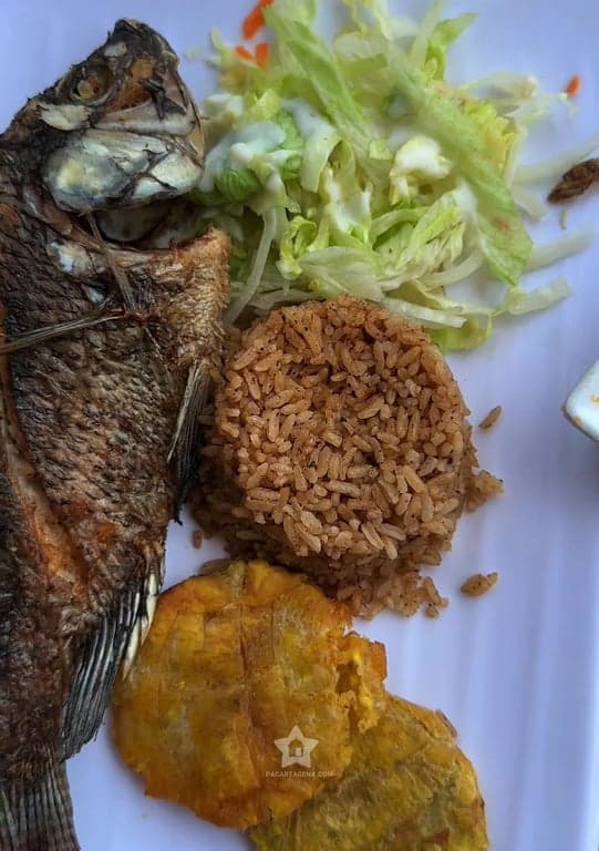 Almuerzo típico incluido en el pasadía a Playa Linda: mojarra frita con arroz, ensalada y patacón