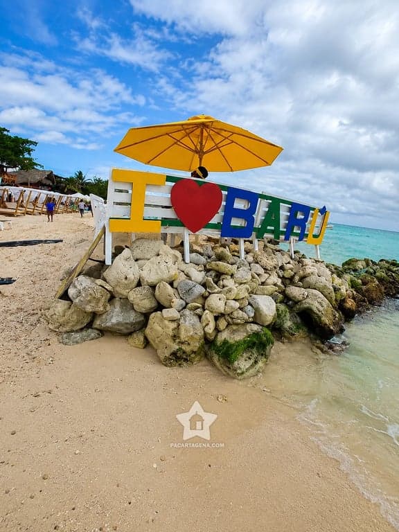 Letrero turístico de Barú junto a Playa Tranquila, foto de recuerdo del pasadía