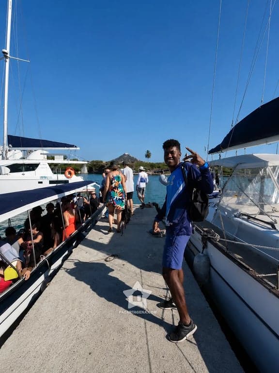 Salida en lancha hacia el archipiélago del Rosario desde el muelle de Cartagena