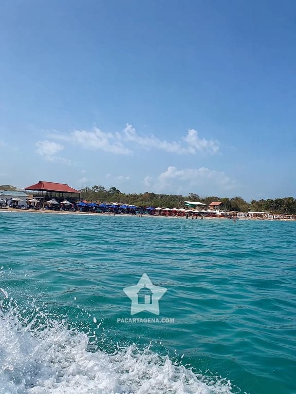 Llegada en lancha a Playa Linda, en Tierra Bomba, a unos 20 minutos de El Laguito