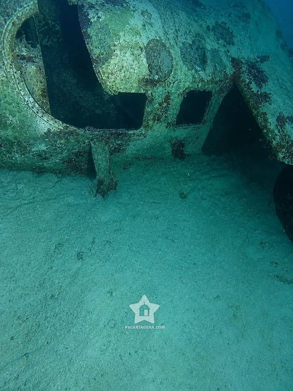 Naufragio sumergido sobre el fondo de arena en las Islas del Rosario