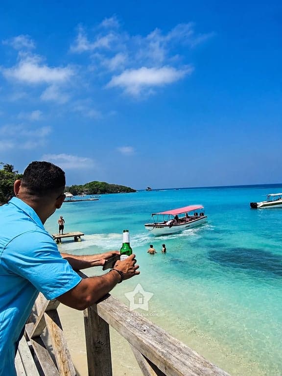 Vista a una lancha en el mar turquesa de Cholón desde el club de playa