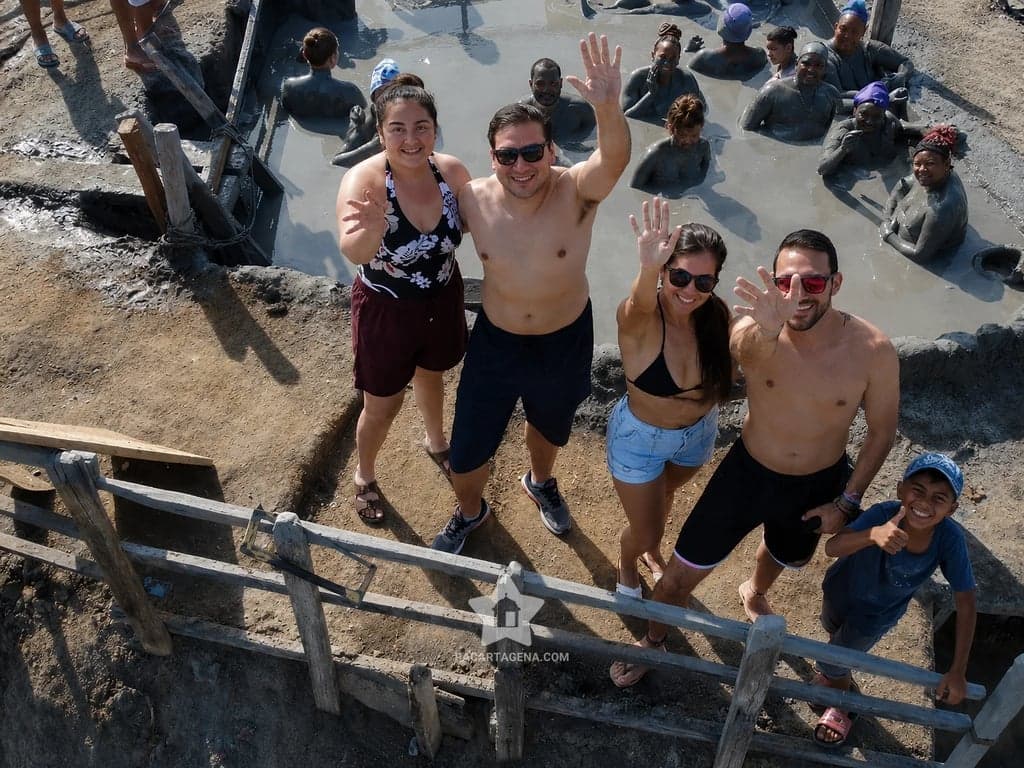 Grupo de amigos posa en la escalera del Volcán del Totumo antes del baño de lodo