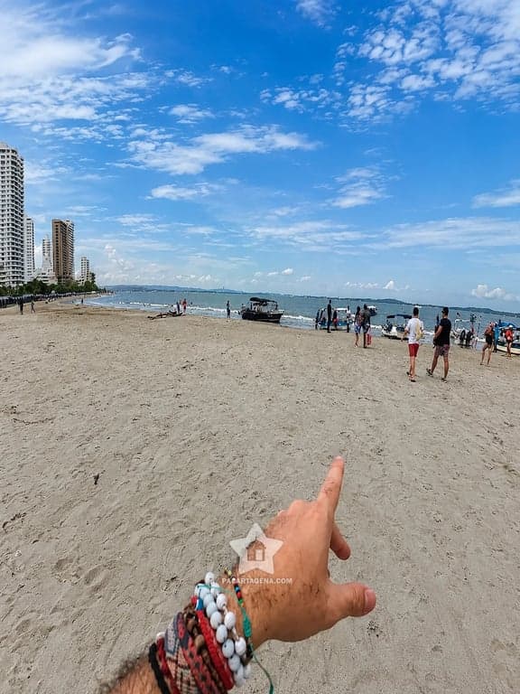 Playa de Tierra Bomba con los edificios de Cartagena al fondo, a 15 minutos en lancha